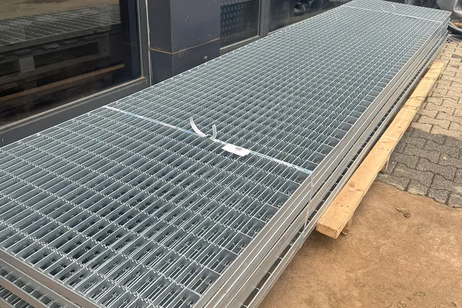 Galvanizli Izgaraların Gemi İnşaatında Önemi ve Avantajları